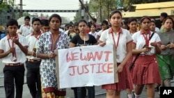 在今年早些时候在印度西孟加拉邦发生的一起修女被强奸事件中，拉纳加特市耶稣和玛丽修道院学校学生举行“讨回争议！”的示威抗议。（资料照）