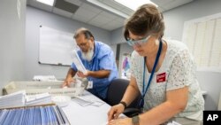 Izborni radnici u gradu Šarlot pripremaju glasačke listiće za slanje, 5. septembra 2o24. (Foto: AP/Nell Redmond)