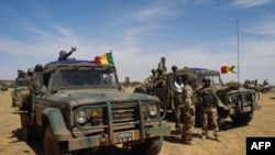 Des véhicules de l'armée malienne lors d’une opération de coordination tactique 'Hawbi' au centre du Mali, dans la zone frontalière avec le Burkina Faso et le Niger, 1er novembre 2017.