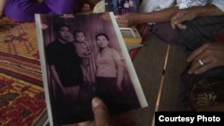 រូបថត​របស់​លោក ​ឃុន​ ស្រ៊ុន​ និង​គ្រួសារ។ (រូបថត​ផ្តល់​ឲ្យ​ដោយ Eric Galmard)