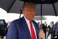 دۆناڵد ترامپ، سەرۆکی پێشووی ئەمەریکا لە فڕۆکەخانەی ڕیگن لە نزیک واشنتن لێدوان بۆ ڕۆژنامەوانان دەدات، پێنجشەممە 3 ی مانگی هەشتی 2023