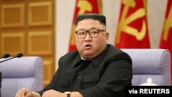 官方朝中社2021年2月12日公布的一张日期不明的照片显示朝鲜领导人金正恩在平壤出席朝鲜劳动党的一次全会。