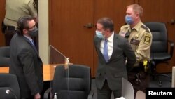 L'ancien policier de Minneapolis Derek Chauvin est menotté après que le jury l'ait déclaré coupable de tous les chefs d'accusation dans son procès pour la mort de George Floyd.