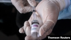 រូបឯកសារ៖ បុគ្គលិក​ថែទាំ​សុខភាព​ ត្រៀម​ចាក់វ៉ាក់សាំង AstraZeneca នៅ​ប្រទេស​ឥណ្ឌូនេស៊ី។