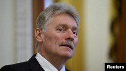 ARCHIVO - El portavoz del Kremlin, Dmitry Peskov, observa antes de una reunión del presidente de Rusia, Vladimir Putin, con Dilma Rousseff, presidenta del Nuevo Banco de Desarrollo y expresidenta de Brasil, al margen de la cumbre BRICS en Kazán, Rusia, el 22 de octubre de 2024.