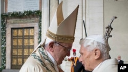 Le Pape François et le Pape émérite Benoît XVI , avant de pousser la porte sainte , marquant le début de l'année sainte cérémonie , au Vatican , le mardi 8 décembre 2015. ( L'Osservatore Romano / Pool Photo via AP )