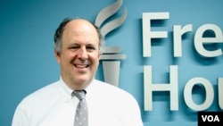 រូបឯកសារ៖ លោក Michael Abramowitz ​ប្រធាន​អង្គការ Freedom House នៅ​ក្នុង​រដ្ឋធានី​វ៉ាស៊ីន កាលពី​ថ្ងៃ​ទី១៩ ខែ​កក្កដា ឆ្នាំ២០១៧។ (ស្រេង លក្ខិណា/VOA)