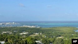 ARCHIVO - La isla de San Andrés en Colombia se ve desde un mirador en el campanario de la Primera Iglesia Bautista el jueves 18 de agosto de 2022.