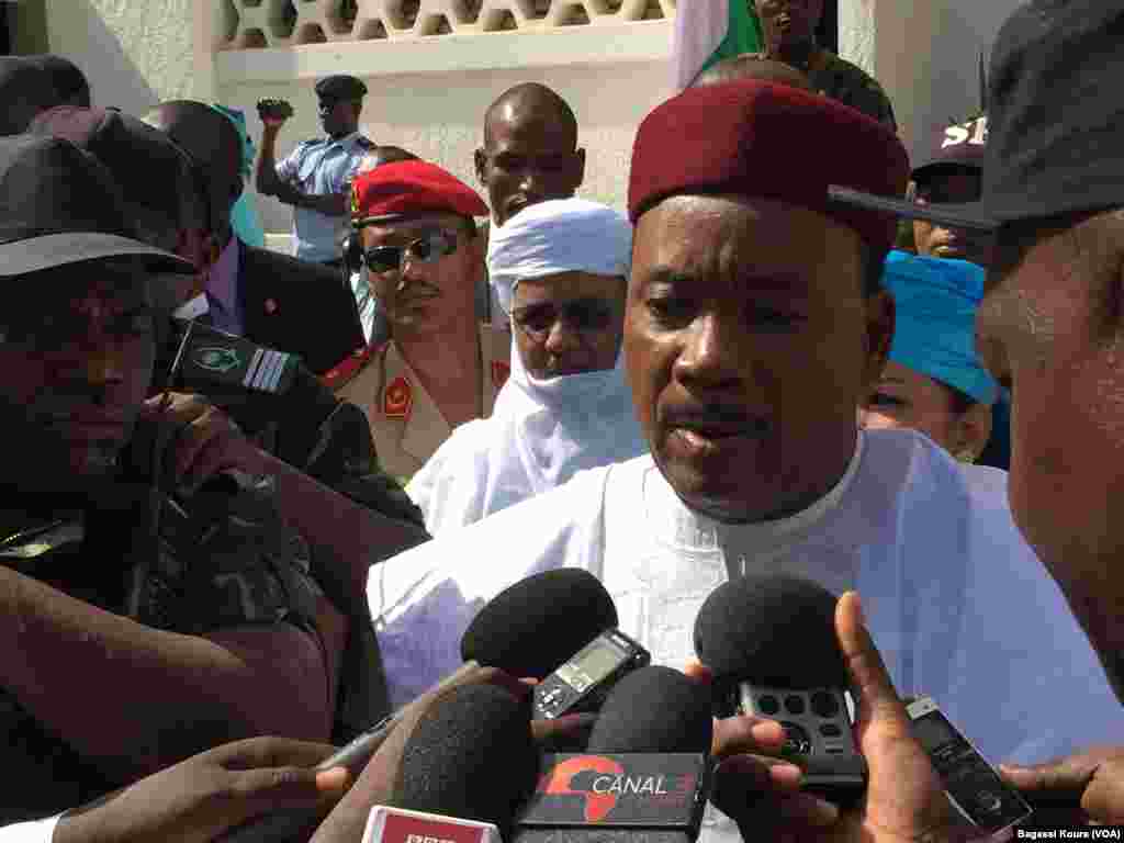 Le président Mahamadou Issoufou s&rsquo;adresse à la presse après avoir voté au bureau de vote numéro 1 à l'hôtel de ville de Niamey. Il invite les Nigériens à s&rsquo;unir derrière le futur président.