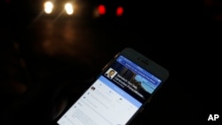 រូប​ឯកសារ៖ បុរស​ម្នាក់​បើក​មើល​ទំព័រ​ហ្វេសប៊ុក​របស់​លោក​នាយករដ្ឋមន្ត្រី​ហ៊ុន សែន​ពី​​ទូរស័ព្ទ​របស់​លោក ​ពេល​លោក​​កំពុង​ស្ថិត​នៅ​តាម​ផ្លូវ​​មួយ​ក្នុង​រាជធានី​ភ្នំពេញ កាល​ពី​ឆ្នាំ​២០១៦។