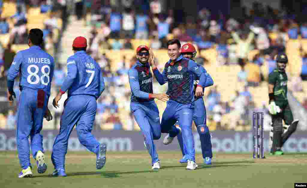 نور احمد در نخستین دیدار جام جهانی خود در ۱۰ اوور، با حذف سه بازیکن ۴۹ دوش برای تیم مخالف داد