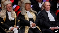 澳洲籍的香港終審法院海外非常任法官施覺民(James Spigelman，右)2020年1月13日在香港出席一場活動。他同年9月2日因擔心港版國安法問題而辭職。 (美聯社)