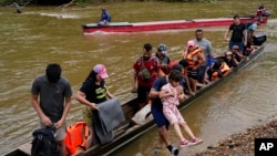 ARCHIVO - Migrantes rumbo al norte llegan a Lajas Blancas, provincia de Darién, Panamá, el 6 de octubre de 2023, después de cruzar caminando el Tapón del Darién desde Colombia. Un informe de la ONU indica que migración infantil a través del Darién sigue en aumento en 2024.