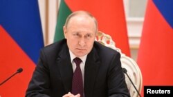 Ruski predsednik Vladimir Putin tokom zajedničke konferencije za štampu sa beloruskim predsednikom Aleksandrom Lukašenkom, u Minsku, 19. decembra 2022.