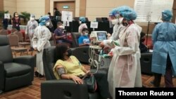 馬來西亞梳邦再也市的市民在一個新冠疫苗接種中心接種疫苗。