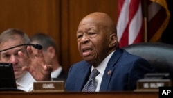 El presidente de la Comisión de Supervisión y Reforma de la Cámara de Representantes, Elijah E. Cummings, D-Md., analiza si debe mantener al Fiscal General William Barr y al Secretario de Comercio, Wilbur Ross, en desacato.