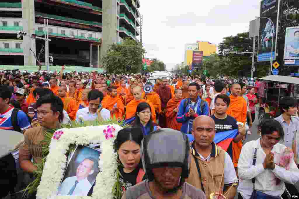ក្បួនដង្ហែ​សពរបស់​លោកកែម ឡីត្រូវ​បាន​ធ្វើឡើង​នៅ​តាម​បណ្តោយផ្លូវព្រះមុនីវង្ស ក្រុង​ភ្នំពេញ កាលពី​ថ្ងៃទី១០ ខែ​កក្កដា ឆ្នាំ២០១៦។ (នៅ វណ្ណារិន/VOA)