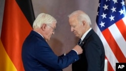 Nemački predsednik Frank-Valter Štajnajer dodeljuje predsedniku Džou Bajdenu Orden zasluga "Veliki krst", najviše nemačko odlikovanje, u Berlinu, 18. oktobra 2024.