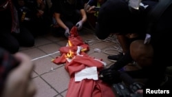 香港抗議者在屯門的示威活動中焚燒中國國旗。（2019年9月21日）