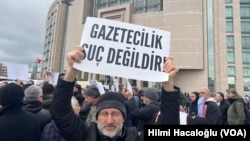 İstanbul'da Çağlayan'daki Adliye Sarayı önünde toplananlar gözaltıları protesto etti.