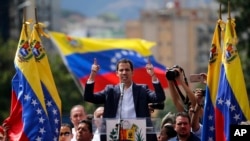 Juan Guaido, mkuu wa upinzani walio wengi katika bunge la Venezuela ajitangaza rais wa muda mpaka uchaguzi utakapo fanyika na anashinikiza Rais Nicolas Maduro ajiuzulu huko Caracas, Venezuela, Jan. 23, 2019. 