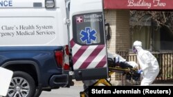 រូបឯកសារ៖ បុគ្គលិក​សុខាភិបាល ដាក់​អ្នកជំងឺ​ទៅក្នុង​រថយន្ត​សង្គ្រោះ​បន្ទាន់​នៅឯ​មជ្ឈមណ្ឌល Andover Subacute និង Rehab ក្នុង​អំឡុង​ពេល​មាន​ការរាតត្បាត​ដោយ​ជំងឺ​កូវីដ១៩ នៅ​រដ្ឋ New Jersey សហរដ្ឋ​អាមេរិក​ថ្ងៃទី១៦ ខែមេសា ឆ្នាំ២០២០។