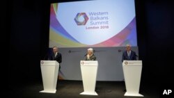 Nemački ministar za evropu Mihael Rot, levo, govori dok britanski ministar za Evropu i Ameriku, Alen Dankan (centar) i poljski ministar spoljnih poslova, Jacek Czaputovic slušaju, tokom konferencije za štampu na Samitu Zapadnog Balkana u Londonu, 9. jula 2018.