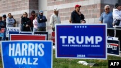 Para pemilih AS antre untuk memberikan suara mereka di sebuah TPS Farmersville pada Hari Pemilihan di kota Bethlehem, Pennsylvania, Selasa 5 November 2024.