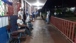 Trabajadores electorales colocan una bandera nicaragüense en la puerta de un aula, en una escuela utilizada como centro de votación durante las elecciones presidenciales del país en Managua, Nicaragua, el 7 de noviembre de 2021. REUTERS 