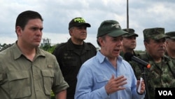 El gobierno abrió archivos de los mensajes en computadores encontrados al abatido jefe de las FARC Raúl Reyes, informó Santos.