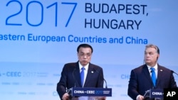 Premijer Kine Li Kećijang na šestom samitu Kine i zemalja centralne i istočne Evrope u Budimpešti sa premijerom Mađarske Viktorom Orbanom, 27. novembar 2017.