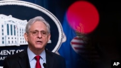 美國司法部長梅里克·加蘭德2023年5月2日在首都華盛頓的新聞發佈會上介紹打擊暗網芬太尼販運的全球“幽靈行動”。