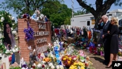 Rais Biden na mkewe Jill Biden walipotembelea shule ya msingi Robb kutoa heshima kwa waathirika wa tukio la ufyatuaji risasi