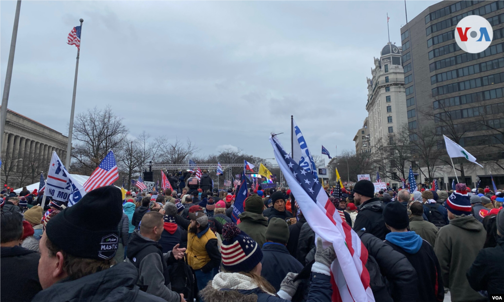 Partidarios del presidente Donald Trump muestran apoyo al mandatario justo cuando el Congreso de EE.UU. se dispone a confirmar al presidente electo Joe Biden, el miércoles 6 de enero de 2021.