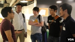  សហគ្រិន​កម្ពុជា​ដែល​ចូលរួម​ក្នុង​កម្មវិធី International Visitor Leadership Program (IVLP) ទៅ​ទស្សនកិច្ច​នៅ​ឯ​ទីស្នាក់ការ​ក្រុមហ៊ុន Instacart នៅ​ក្នុង​ទីក្រុង San Francisco។ (ស្រេង លក្ខិណា/VOA) 