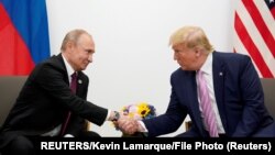 Vladimir Putin i Donald Tramp tokom susreta na Samitu G20 u Osaki; arhivska fotografija (Foto: REUTERS/Kevin Lamarque/File Photo)
