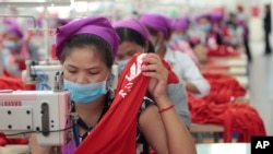 រូបឯកសារ៖ កម្មកររោងចក្រ​កម្ពុជាដេរ​​សម្លៀកបំពាក់​ក្នុង​រោងចក្រ​មួយ ក្នុង​តំបន់​សេដ្ឋកិច្ច​ពិសេស​ នៅ​ជាយ​រាជធានី​ភ្នំពេញ កាល​ពី​ថ្ងៃ​ពុធ​ ទី​២៣ ខែសីហា ឆ្នាំ​២០១៧។ (AP Photo/Heng Sinith) 