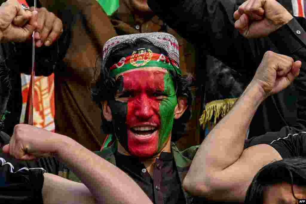 یکتن از طرفدران تیم ملی کرکت افغانستان در جریان مسابقه جام قهرمانان کرکت میان تیم های ملی افغانستان و استرالیا&nbsp;