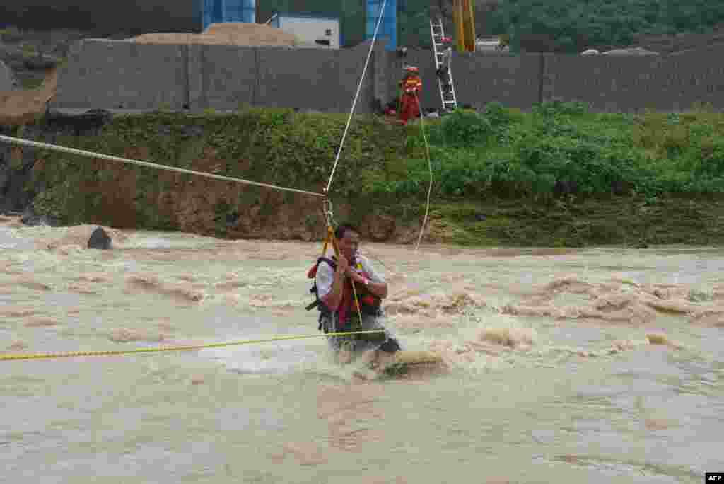 Rescuers help residents to evacuate in Tianlin county in China's southern Guangxi region, June 24, 2018. Floods and landslides caused by sustained rains have killed three people and affected more than 90,000 people in Guangxi.