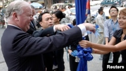 លោក Mike Smith នាយកប្រតិបត្តិ​ក្រុមហ៊ុន​ធនាគារ​អូស្ត្រាលី ANZ (Australia and New Zealand Banking Group Ltd) និង​លោក គិត ម៉េង នាយប្រតិបត្តិ​ក្រុមហ៊ុន Royal Group ចូល​រួម​ពិធី​កាត់​ខ្សែ​បូ​នៅ​រាជធានីភ្នំពេញ​កាល​ពី​ថ្ងៃ​ទី​១៩ ខែ​មករា ឆ្នាំ​២០១១។