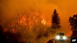 Un camión de bomberos se traslada por la autopista 96 de California mientras el incendio McKinney arde en el Bosque Nacional Klamath, en California, el 30 de julio de 2022. 