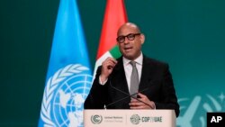 ARCHIVO - El jefe de asuntos climáticos de la ONU, Simon Stiell, habla en una sesión plenaria de la cumbre COP28 en Dubai, Emiratos Árabes Unidos, 13 de diciembre de 2023.