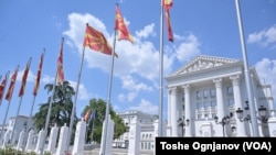 Оваа рекомбинација, прекомбинација на владејачкото мнозинство беше само со цел да се сочува власта, смета аналитичарот Божиновски