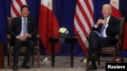 រូប​ឯកសារ៖ ប្រធានាធិបតី​សហរដ្ឋ​អាមេរិក​លោក​ Joe Biden​ ​ចូល​រួម​កិច្ច​ប្រជុំ​ទ្វេភាគី​ជាមួយ​លោក ​​ប្រធានាធិបតី​​ហ្វីលីពីន​លោក​ Ferdinand Marcos Jr. ក្នុង​អំឡុង​មហា​សន្និបាត​អង្គការ​សហប្រជាជាតិ​នៅ​បុរី New York សហរដ្ឋ​អាមេរិក កាល​ពី​ថ្ងៃ​ទី​២២ ខែ​កញ្ញា ឆ្នាំ​២០២២។