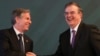 El secretario de Estado de EE. UU., Antony Blinken (izq.), y el canciller de México, Marcelo Ebrard, se saludan tras la culminación de un encuentro bilateral de alto nivel en la capital mexicana, el 8 de octubre de 2021.