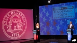 Seneta Kelly Loeffler, kushoto Mrepublikan na mpinzani wake Mdemokrat Raphael Warnock katika mdahalo Dec. 6, 2020, jijini Atlanta. 