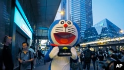 Miles de manifestantes enmascarados salieron a las calles de Hong Kong después que la jefa del ejecutivo invocó poderes de emergencia para prohibir el uso de máscaras en las protestas.