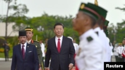 中國國家主席習近平和汶萊元首哈桑納爾蘇丹的陪同下檢閱汶萊儀仗隊。（2018年11月19日）