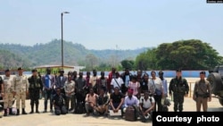 30-03-24 က DKBA ဒီမိုကရေစီအကျိုးပြုကရင်တပ်မတော်က ယူဂန်ဒါနိုင်ငံသားတွေကိုကယ်ဆယ်ပြီး ထိုင်းဘက်ကို ပြန်လည်လွှဲပြောင်းပေးခဲ့ပုံ။ (photo- DKBA)