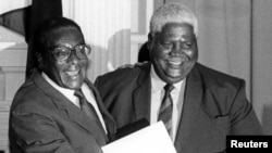 UMugabe loNkomo ngosuku belobelana isivumelwano somanyano wamabandla alwa impi yenkululeko - iZanu lePF Zapu. (AP)
